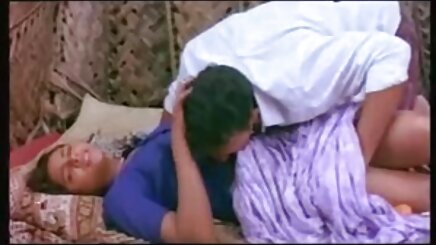 Gilf trong sexnhat hd mở trước áo ngực cho thấy ngực