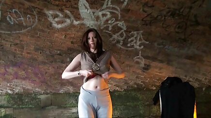 Poppy McQuire có một con sexnhat 3x mọt nhỏ vàng